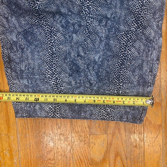 Tory Burch women’s size 27 snake, print jeans, zipper, and button top stretchy - Picture 6 of 12